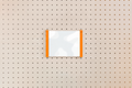 Porte-affiche en plexi pour pegboard – Orange