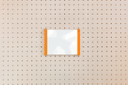 Porte-affiche en plexi pour pegboard – Orange