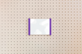 Porte-affiche en plexi pour pegboard – Violet