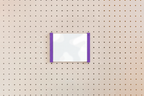 Porte-affiche en plexi pour pegboard – Violet