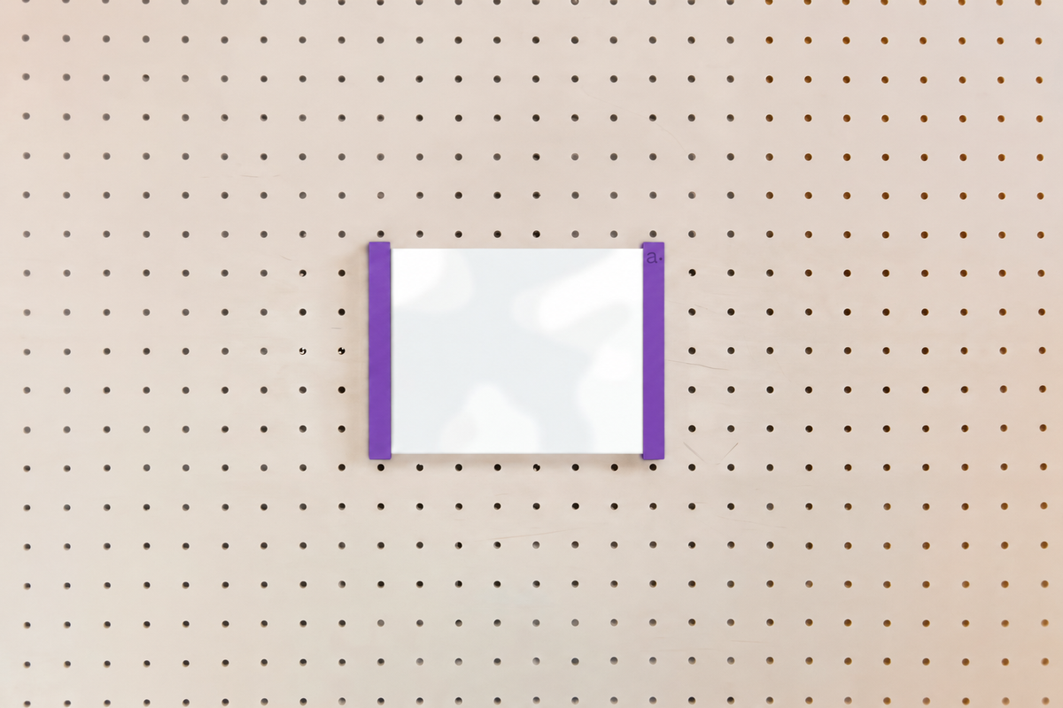 Porte-affiche en plexi pour pegboard – Violet