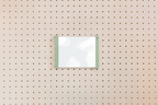 Porte-affiche en plexi pour pegboard – Vert sauge