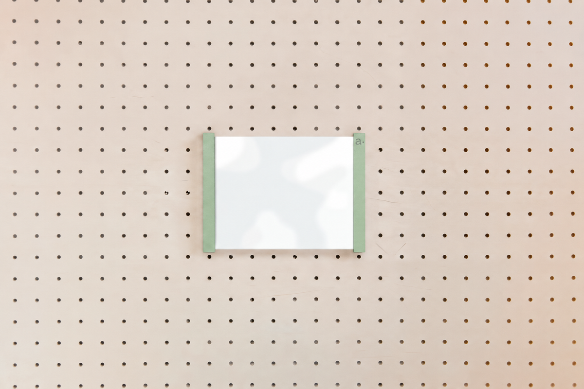 Porte-affiche en plexi pour pegboard – Vert sauge
