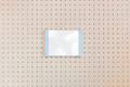 Porte-affiche en plexi pour pegboard – Bleu Ciel