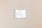 Porte-affiche en plexi pour pegboard – Bleu Ciel