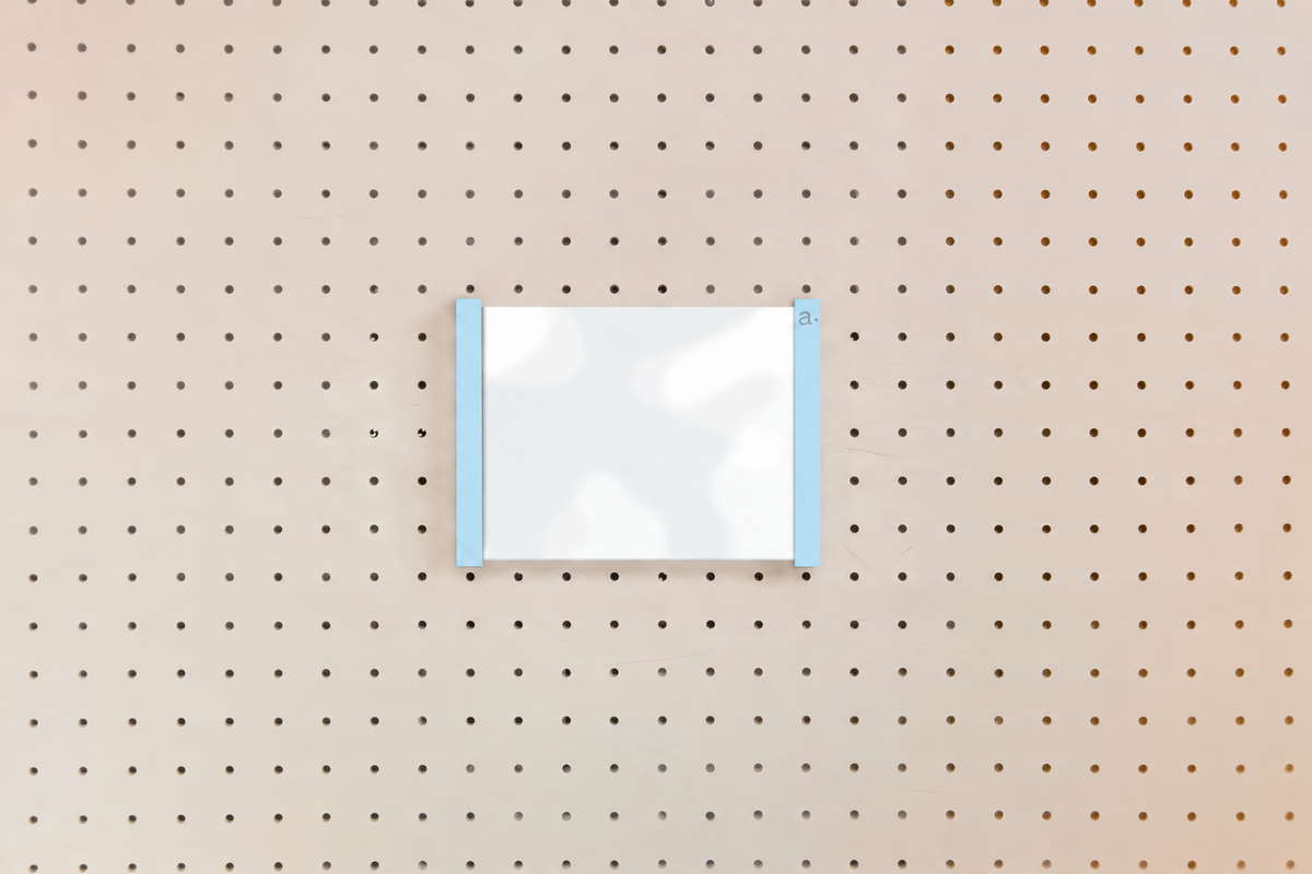Porte-affiche en plexi pour pegboard – Bleu Ciel