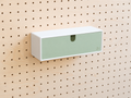 Casier coloré multifonction pour pegboard – 27×9 cm / Vert sauge