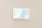 Porte-affiche en plexi pour pegboard – accessoire pour panneau perforé Aire