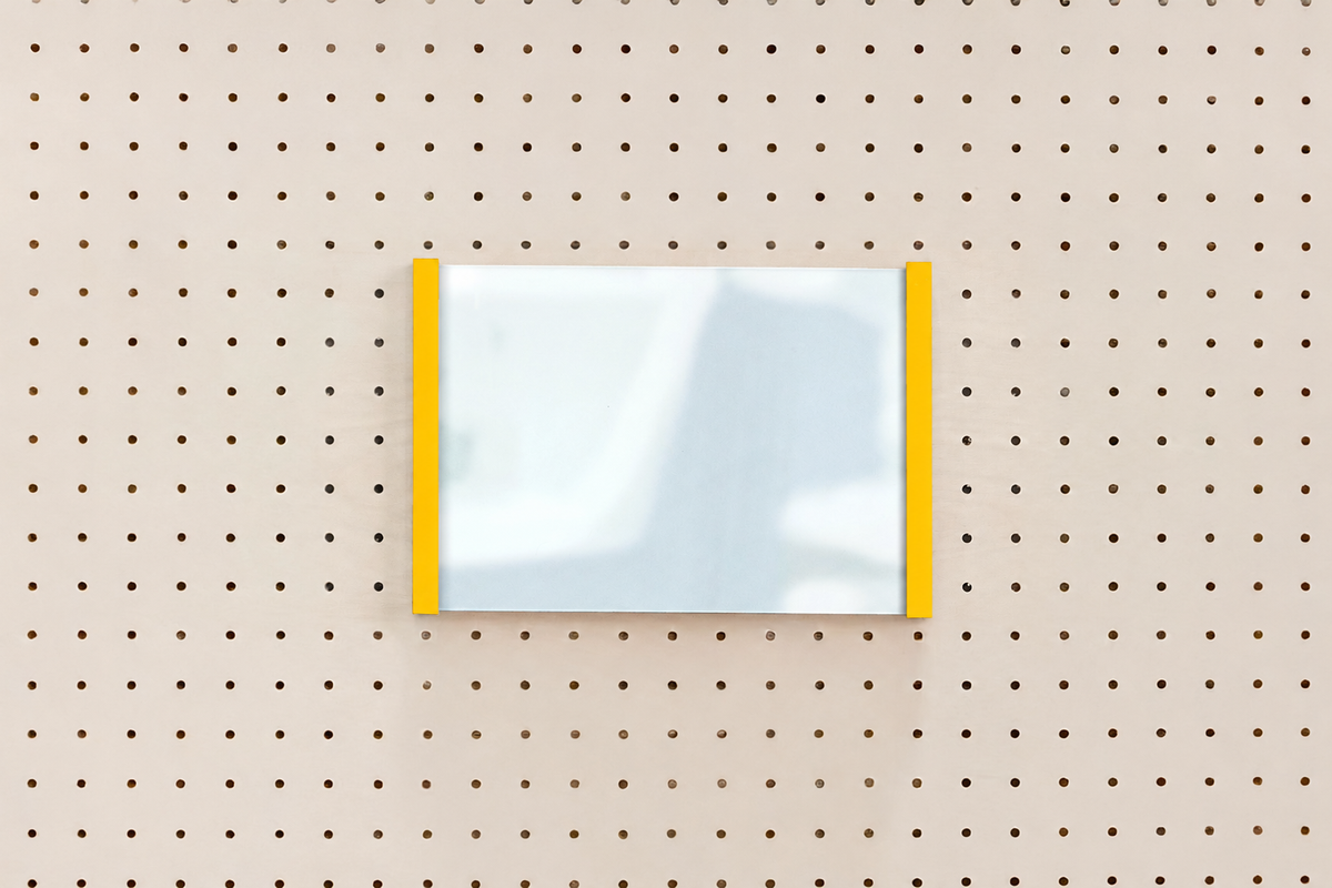 Porte-affiche en plexi pour pegboard – accessoire pour panneau perforé Aire