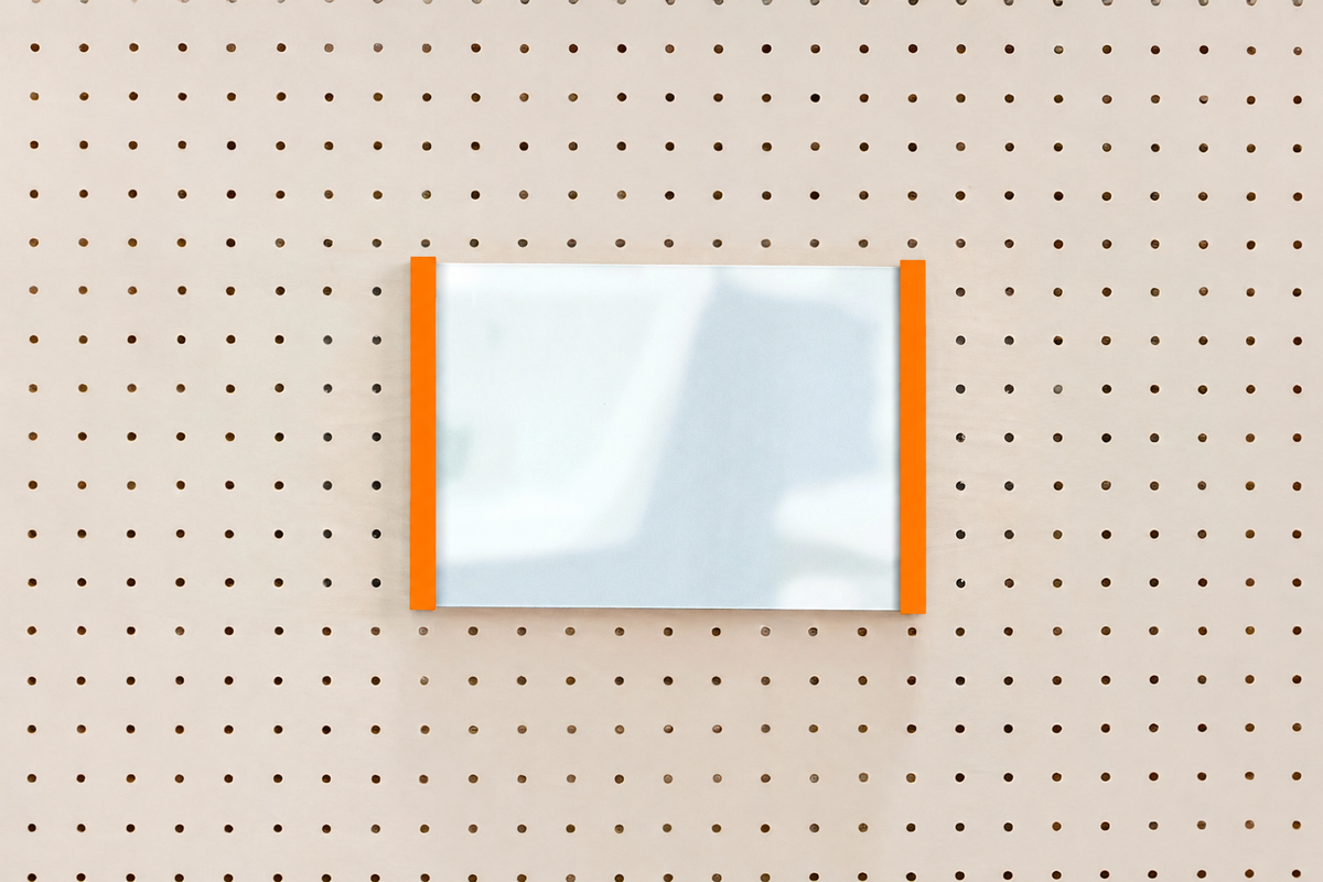 Porte-affiche en plexi pour pegboard – accessoire pour panneau perforé Aire