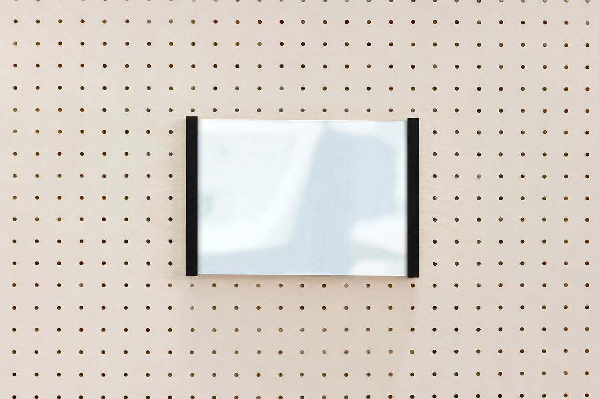 Porte-affiche en plexi pour pegboard – accessoire pour panneau perforé Aire