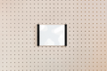Porte-affiche en plexi pour pegboard – Noir