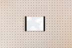 Porte-affiche en plexi pour pegboard – Noir