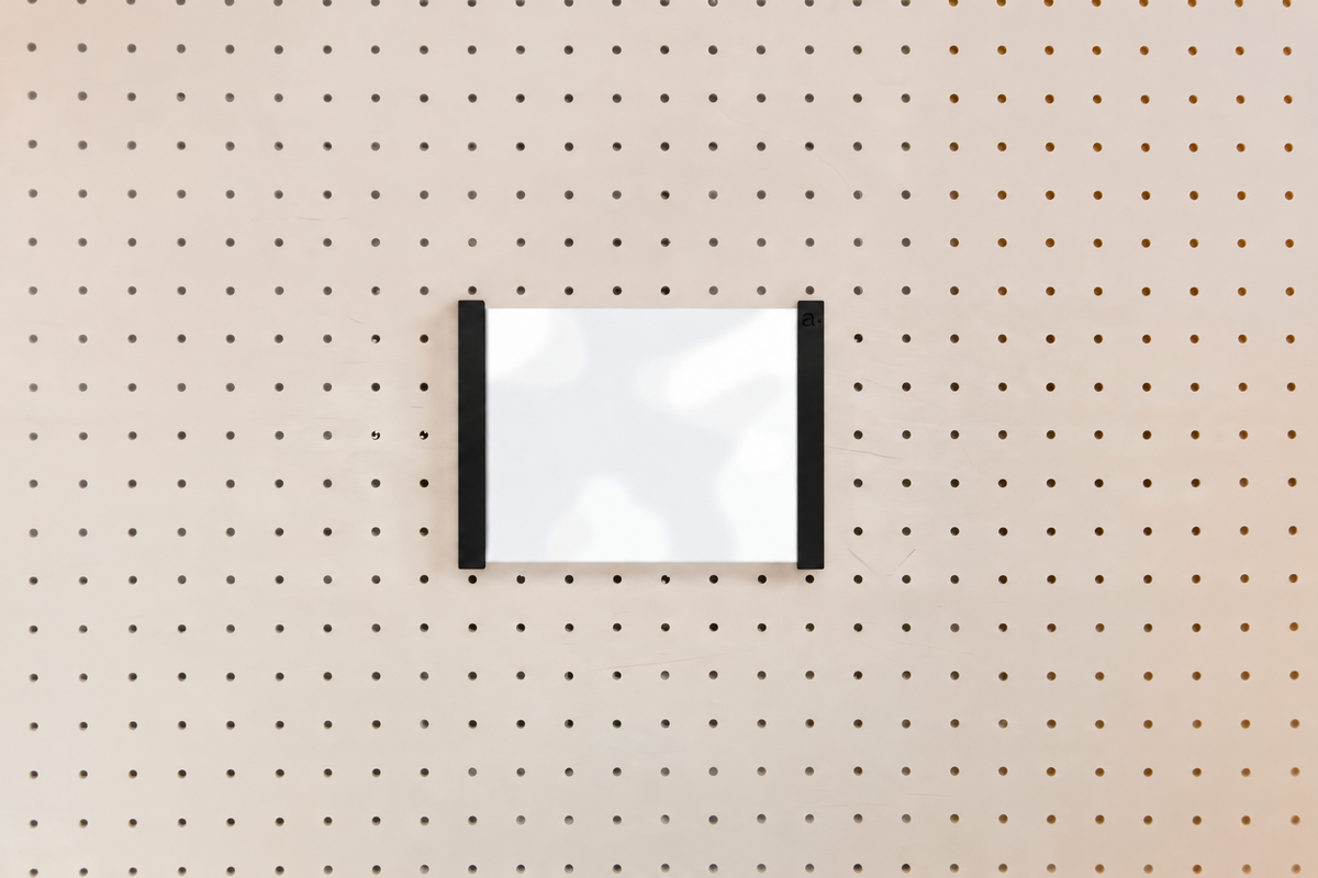 Porte-affiche en plexi pour pegboard – Noir