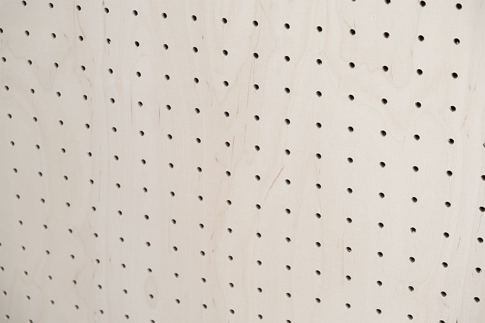 Animation crochet multi-usages fixé sur un pegboard en bois