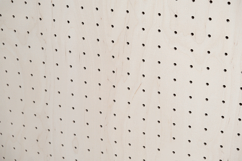 Animation crochet multi-usages fixé sur un pegboard en bois