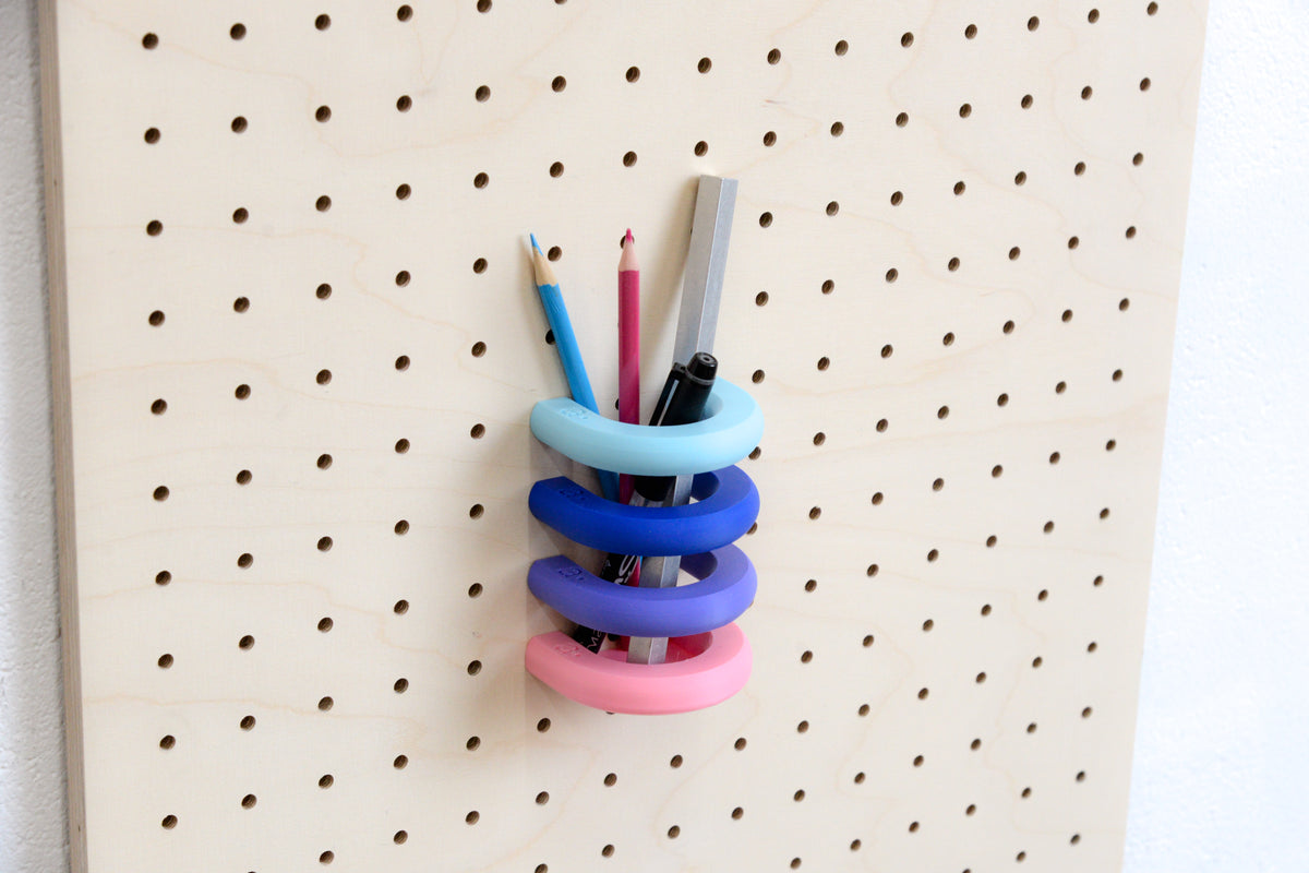 Pastellfarbene Ringe als Stiftehalter am Pegboard