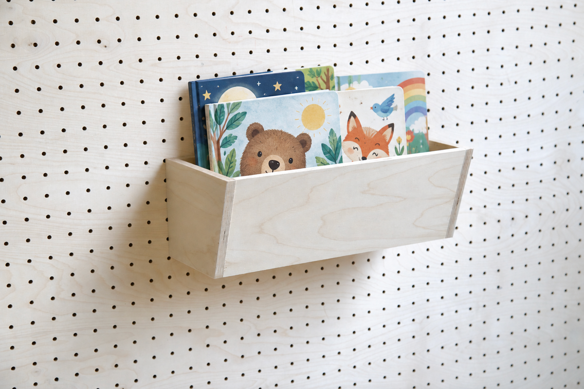 Holzschale für Pegboard als Kinderbücherregal
