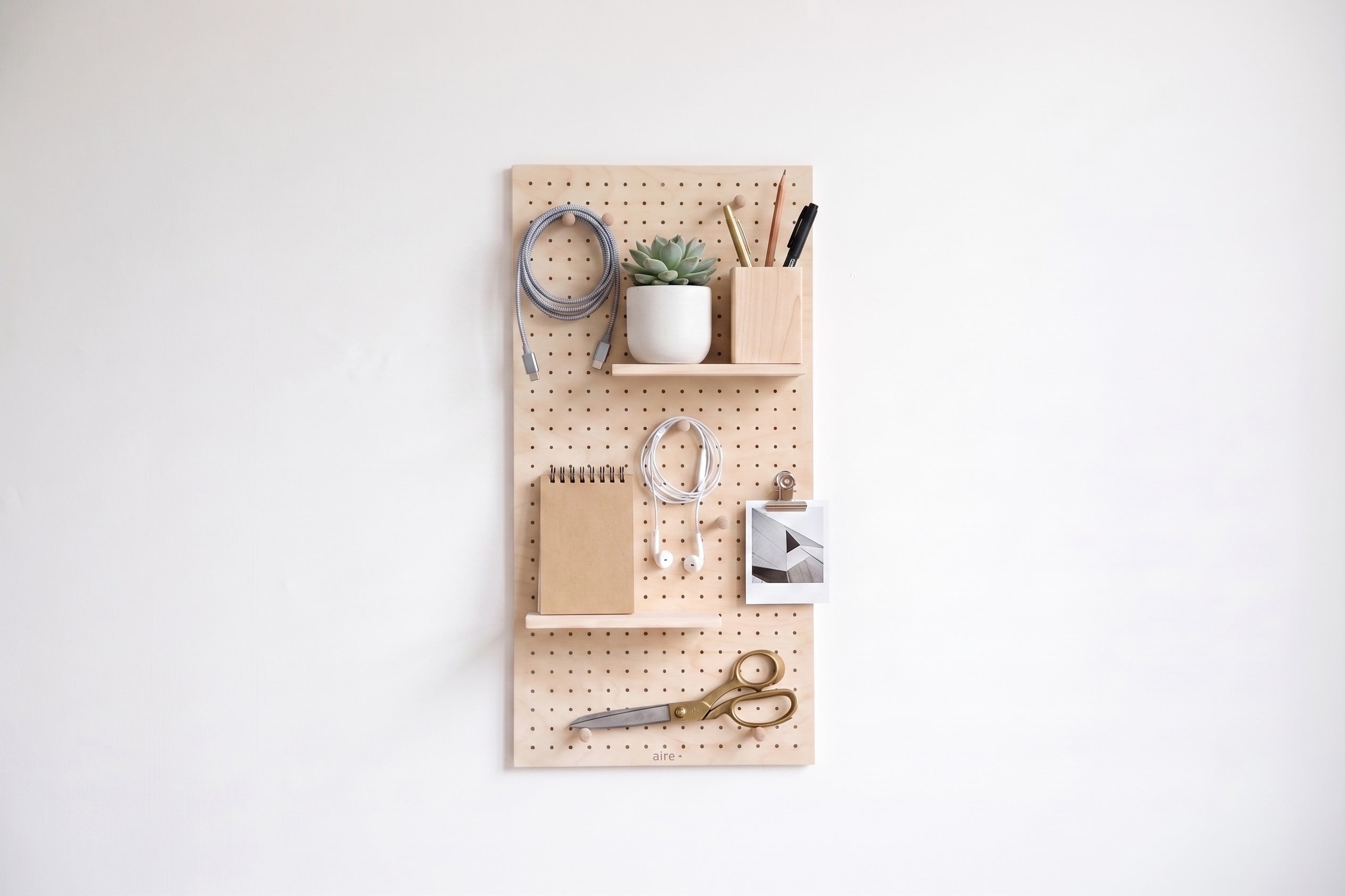 Pegboard aire dans un espace de travail à domicile