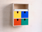 Bunte 3-Fächer-Box am Pegboard: 4 Schubladen in Gelb, Blau, Rot und Grün und ein Fach für A4-Papier