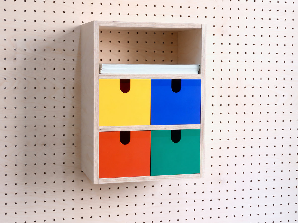Caja 3 secciones multicolor en pegboard: 4 cajones amarillo, azul, rojo y verde y un compartimento para papel A4