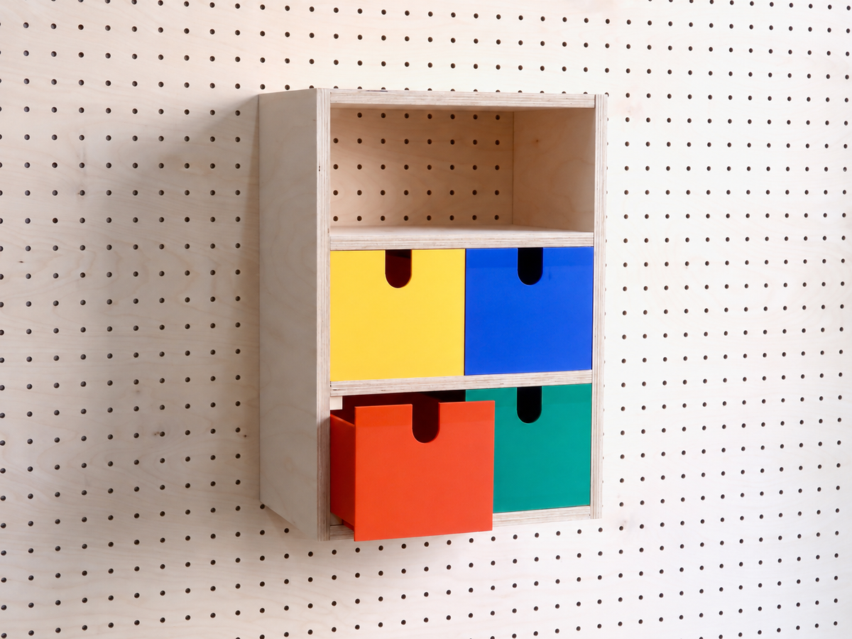 Caja 3 secciones para pegboard con cajones amarillo, azul, rojo y verde, uno abierto – organizador de escritorio de pared
