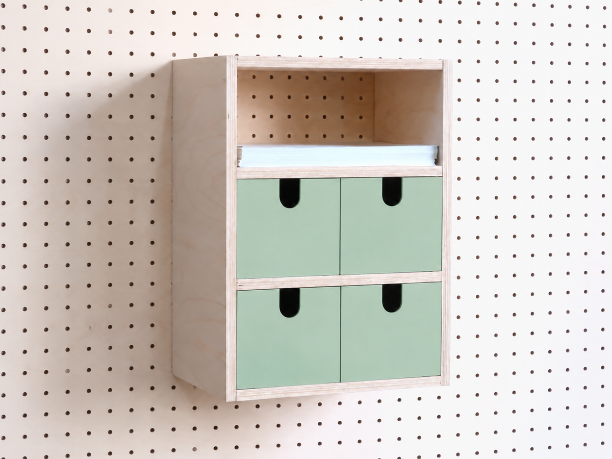 Caja 3 secciones para pegboard con cajones en color verde salvia – almacenaje de escritorio de pared en abedul