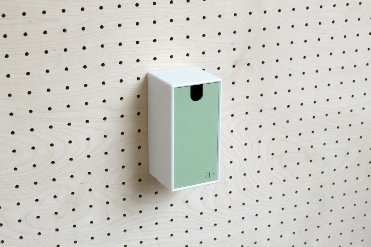 Casier coloré multifonction pour pegboard – 9×18 cm / Vert sauge