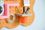 Kreativecke mit dem pastellorangen Aire Art Studio Pegboard an der Wand