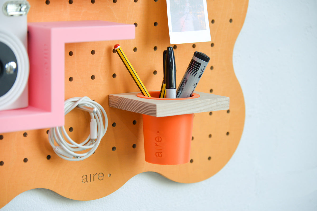 Kreativecke mit dem pastellorangen Aire Art Studio Pegboard an der Wand