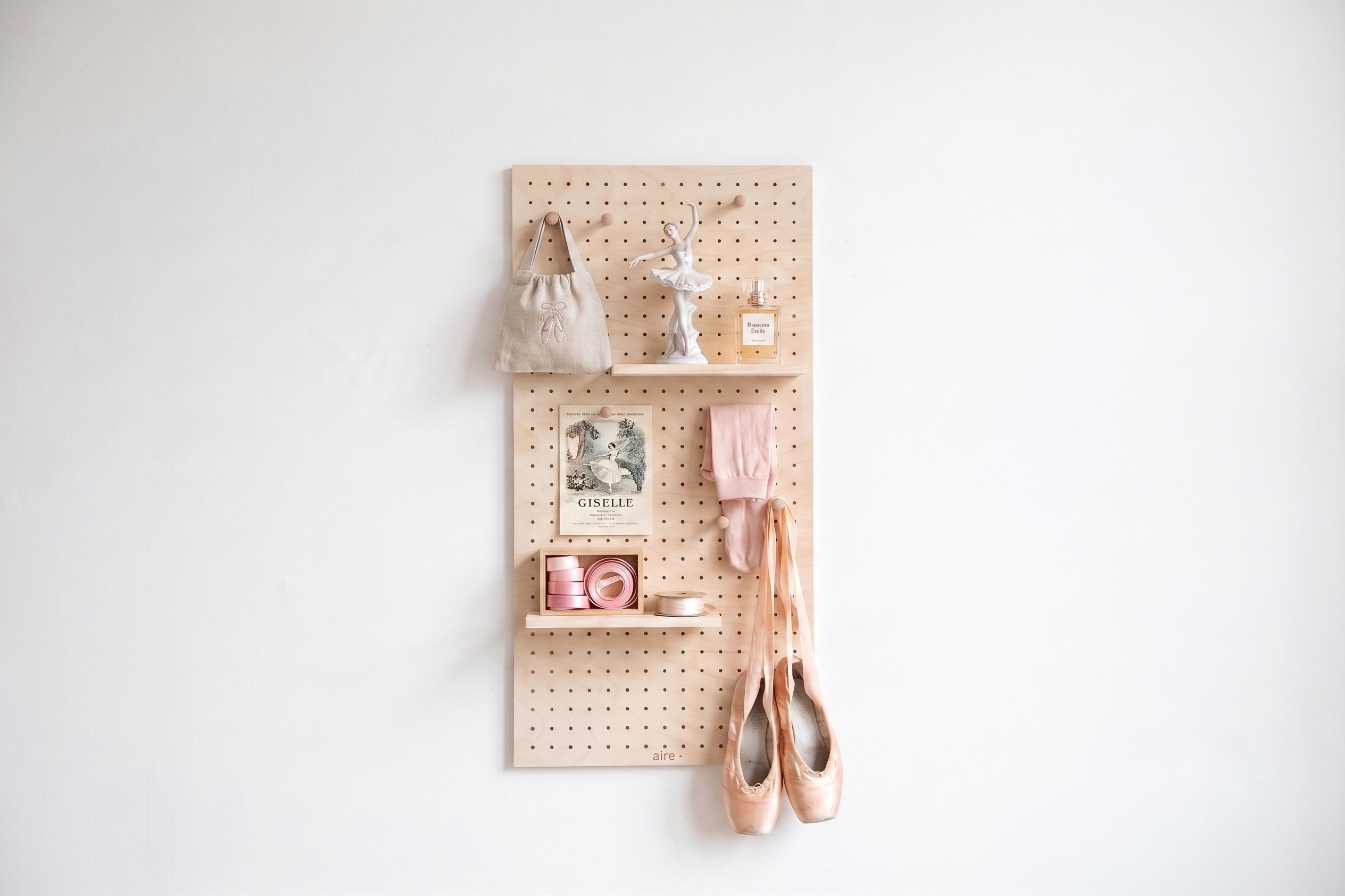 Pegboard aire pour ranger des accessoires de danse