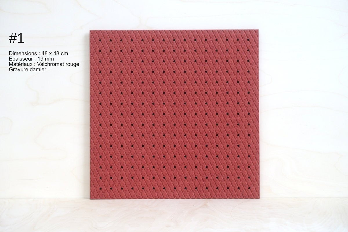 Pegboard Valchromat rouge gravure damier en déstockage, pièce n°1 (48 x 48 cm)