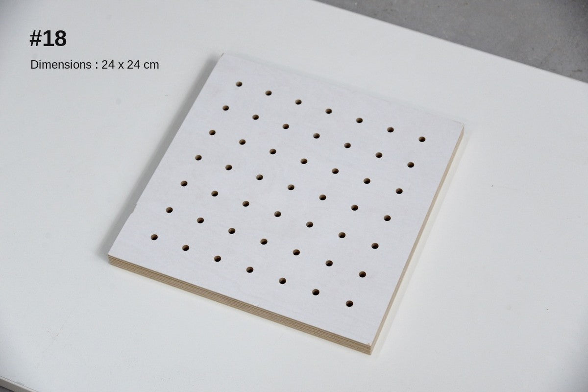 Pegboard blanc en déstockage, pièce n°18 (24 x 24 cm)