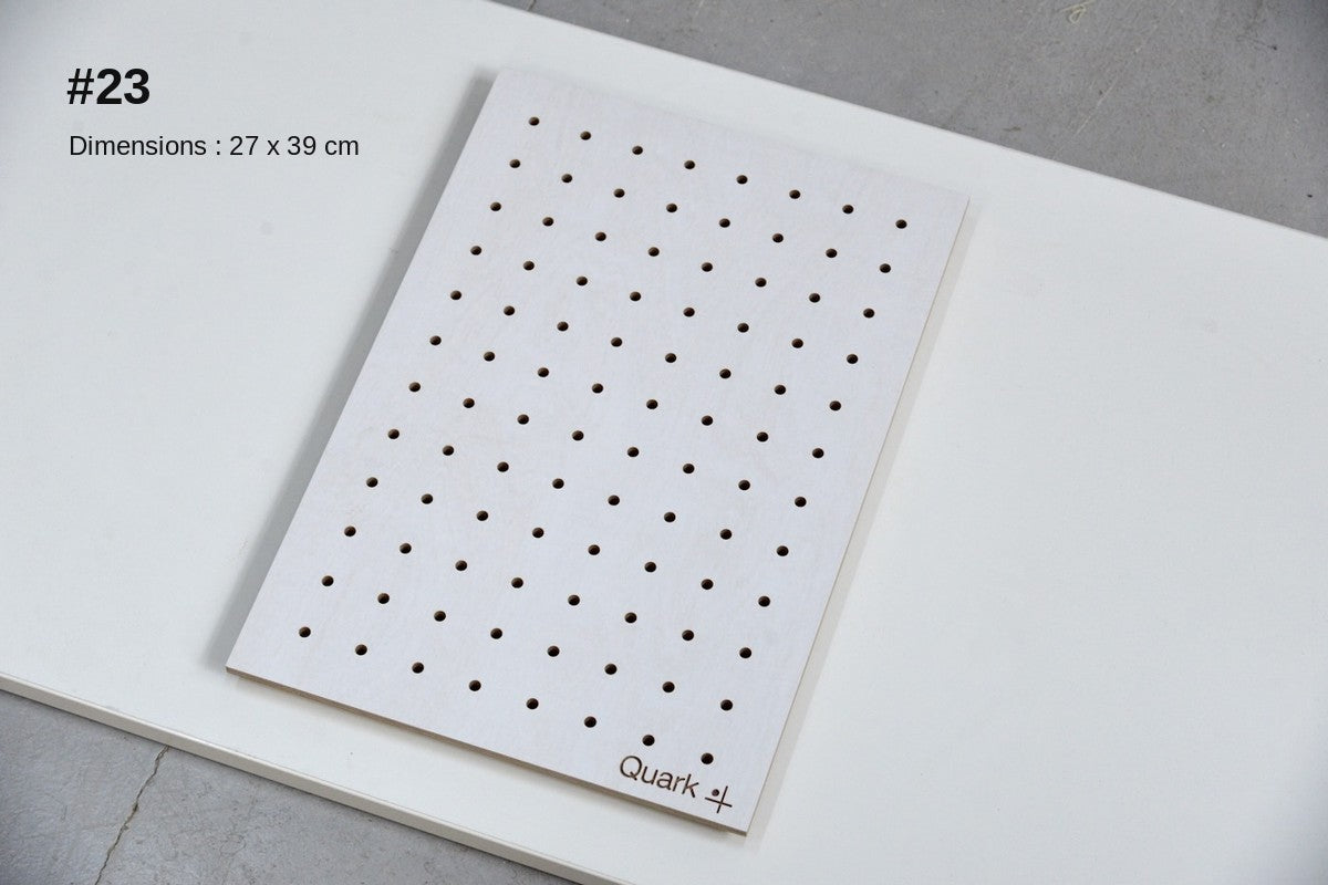 Pegboard blanc en déstockage, pièce n°23 (27 x 39 cm)