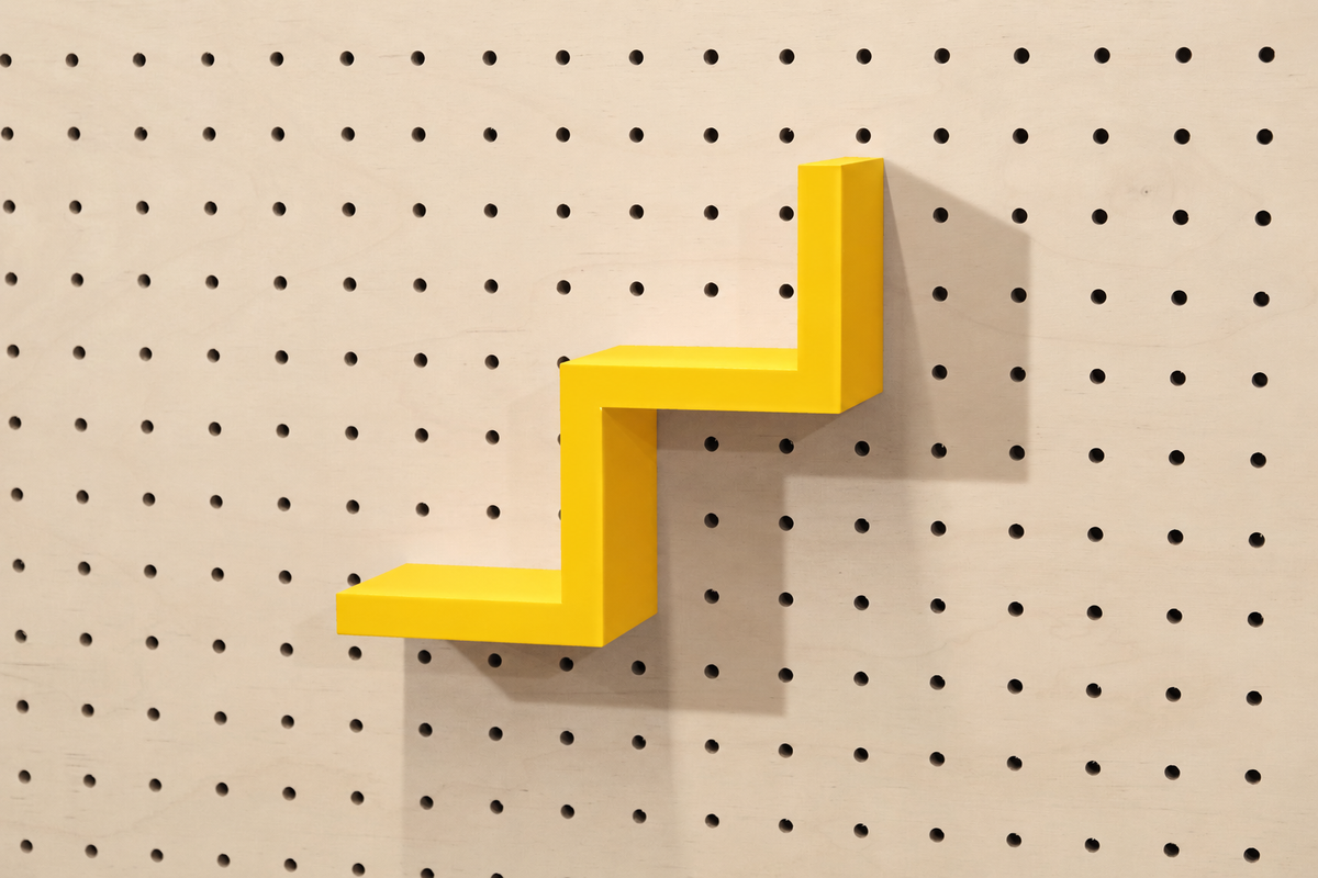 Étagère escalier pour pegboard – 2 marches / Jaune