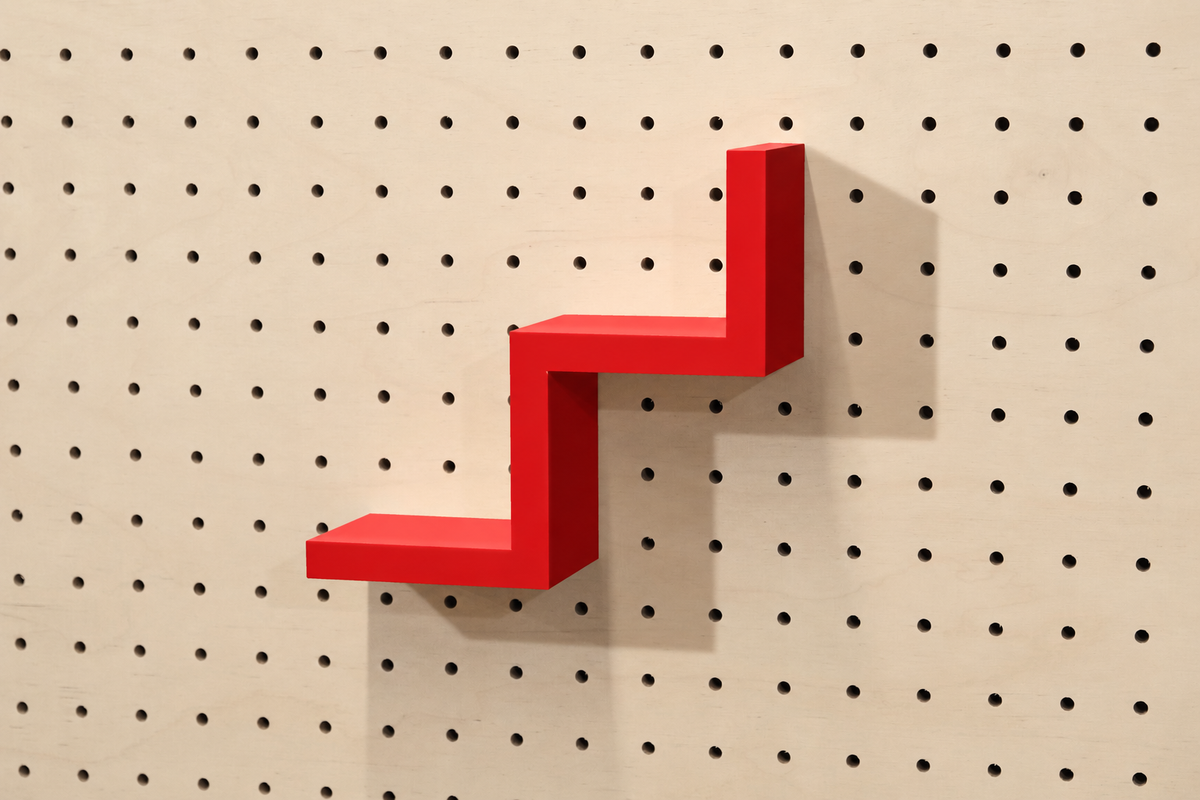 Étagère escalier pour pegboard – 2 marches / Rouge