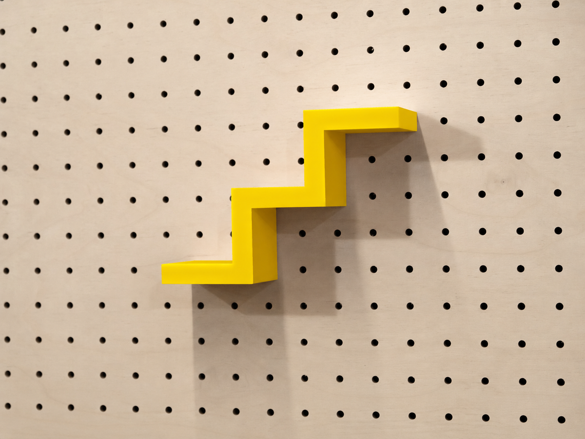 Étagère escalier pour pegboard – 3 marches / Jaune