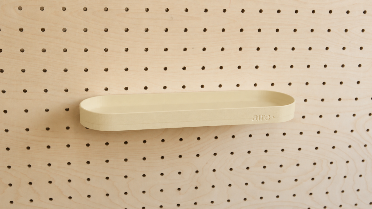 Étagère avec rebords arrondie beige sur pegboard en bouleau
