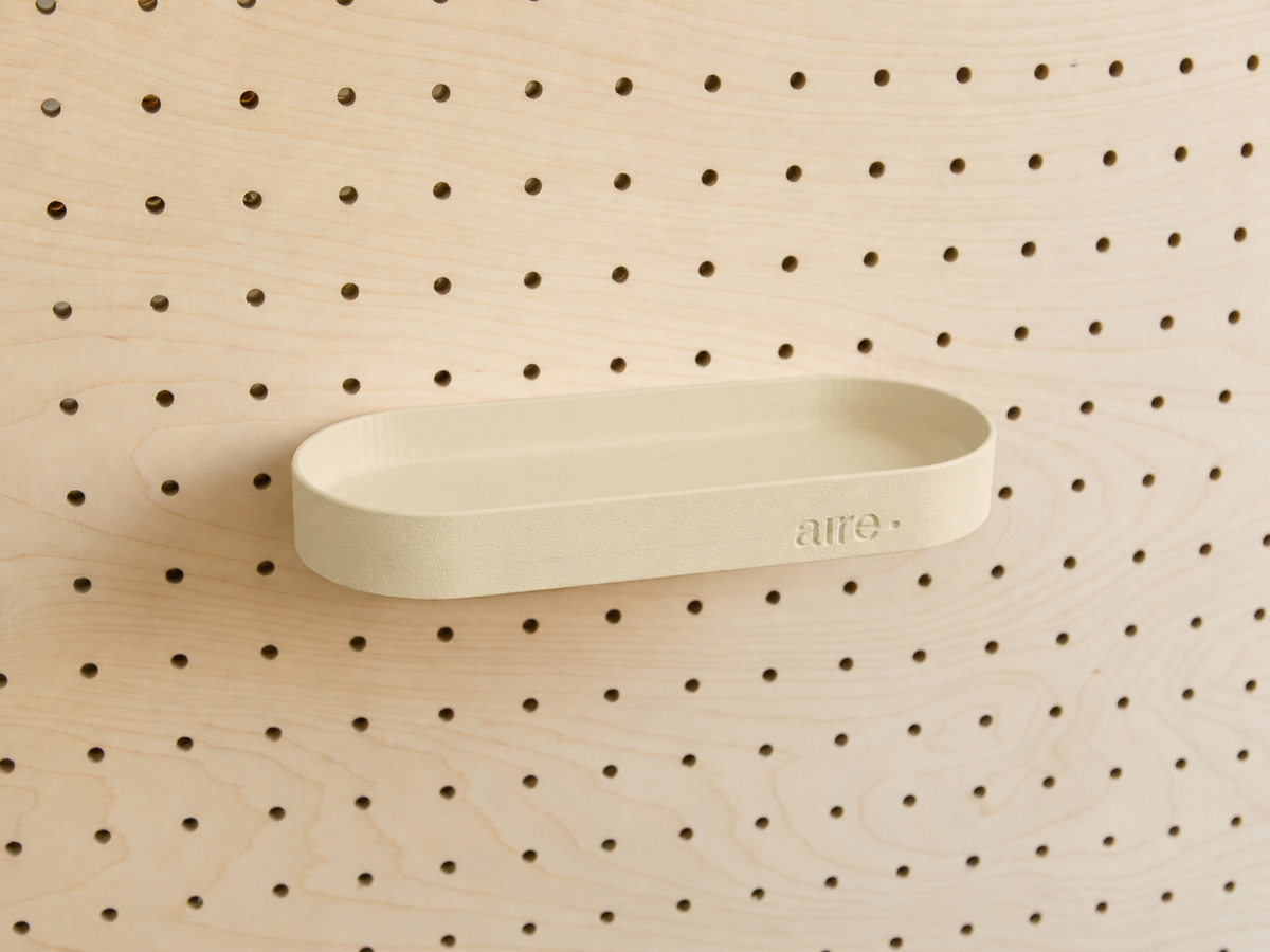 Étagère avec rebords arrondie beige sur pegboard en bouleau
