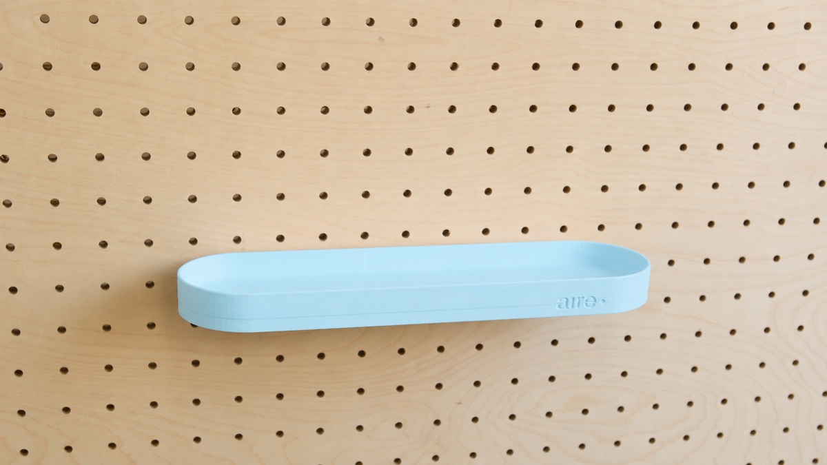 Étagère avec rebords arrondie bleu ciel sur pegboard en bouleau