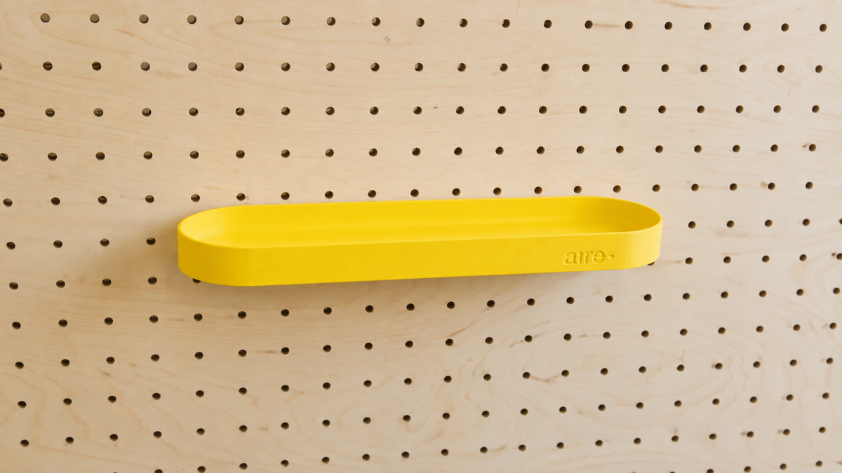 Étagère avec rebords arrondie jaune sur pegboard en bouleau