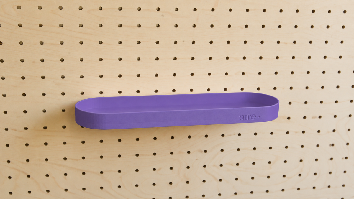 Étagère avec rebords arrondie violette sur pegboard en bouleau