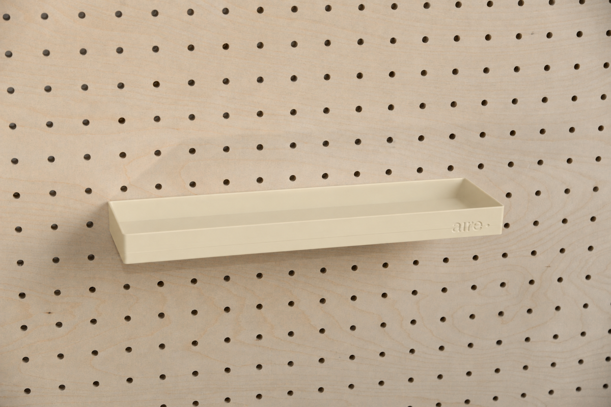 Gerades Regalbrett mit Kanten in Beige an einem Birken-Pegboard