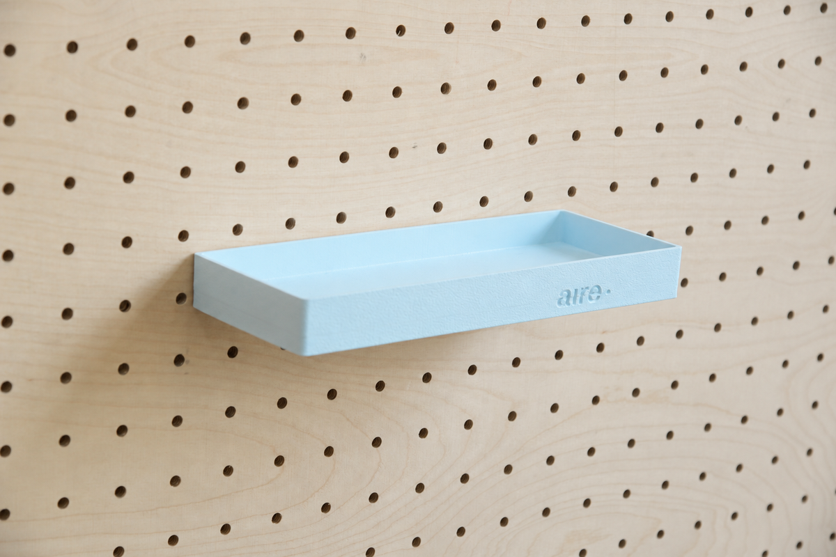 Étagère avec rebords droite bleu ciel sur pegboard en bouleau
