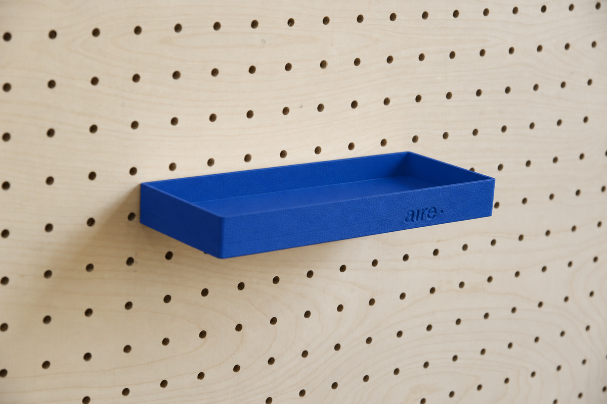 Étagère avec rebords droite bleue sur pegboard en bouleau