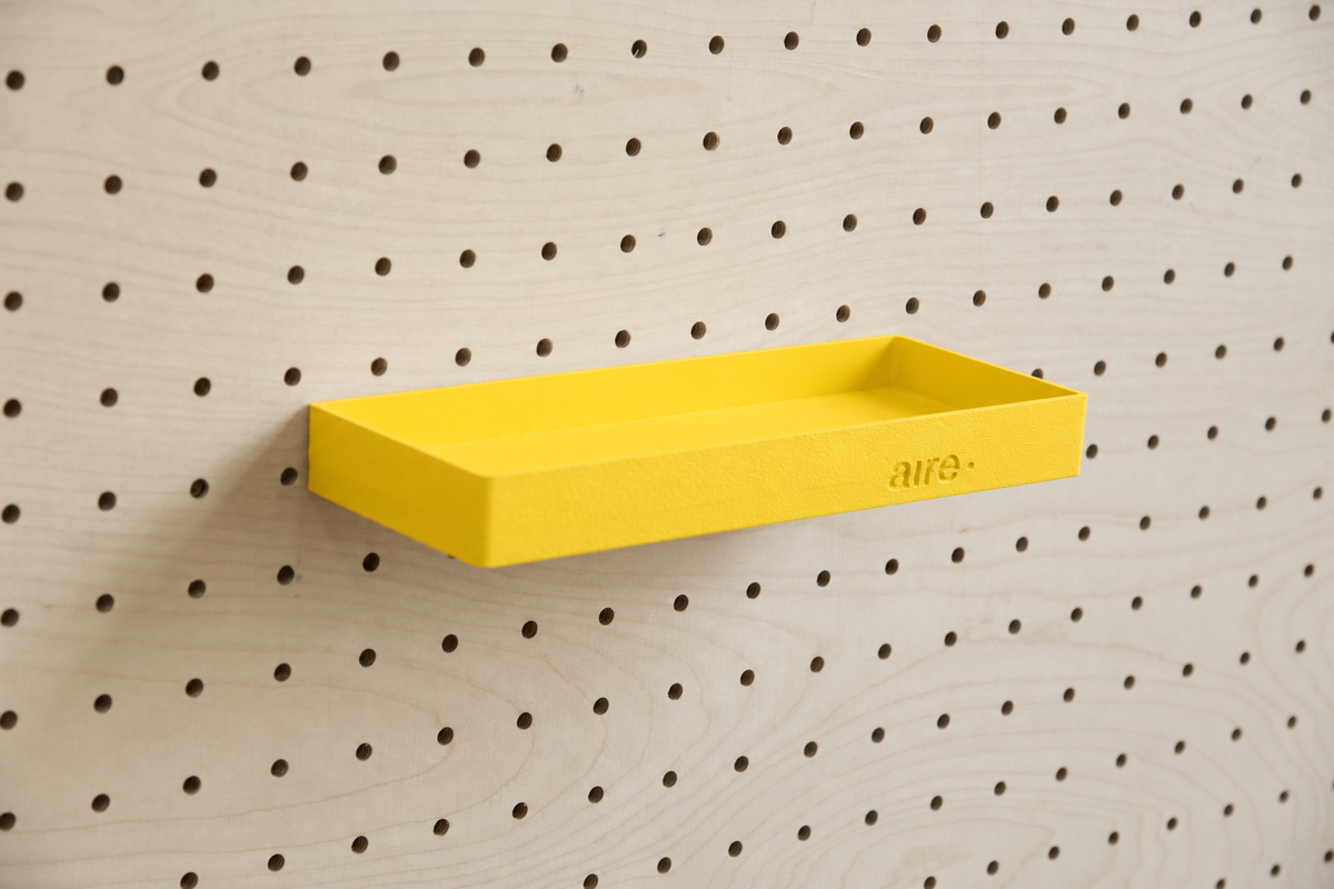 Étagère avec rebords droite jaune sur pegboard en bouleau