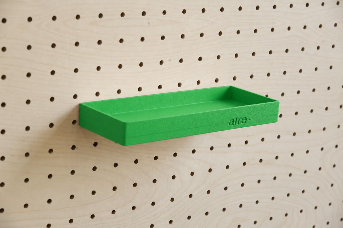 Étagère avec rebords droite verte sur pegboard en bouleau