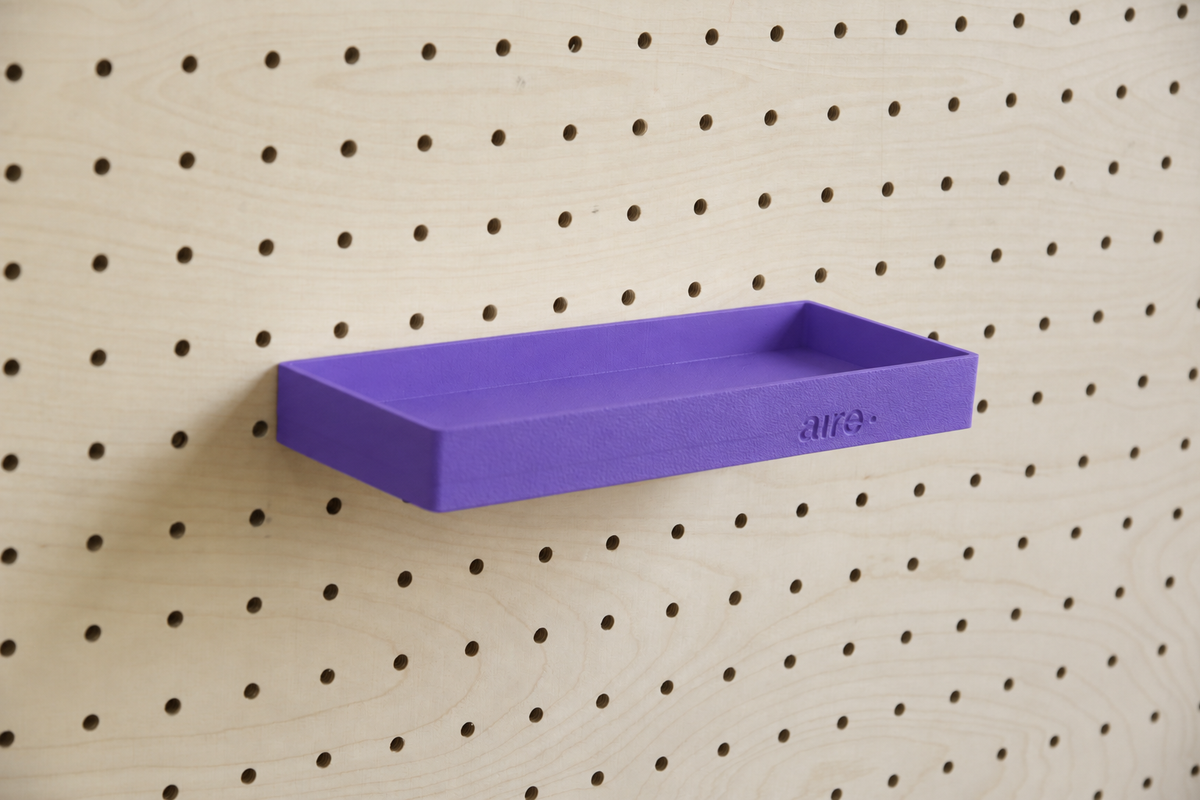 Étagère avec rebords droite violette sur pegboard en bouleau