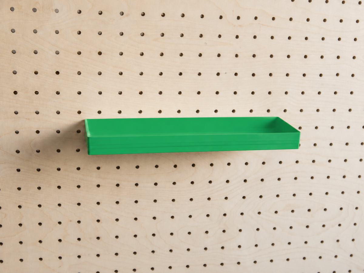 Regal in Grün mit geraden Rändern, Größe M, an einem Pegboard aus Birke – Wandablage