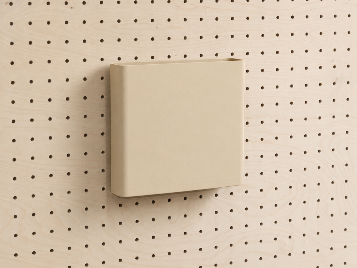 Dokumentenhalter A4 in Beige für Pegboard, an einer Lochwand aus Birke befestigt